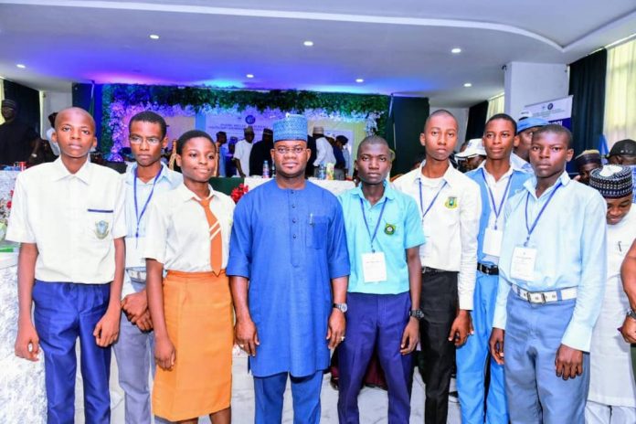 Pix - Governor r Yahaya Bello flanked by the winners of PAAYEF Inter School Quiz Competition, from Left: Musa Alhassan Abdullahi from Government Secondary School, Tijani Sadiq from demonstration Standard College, Okenya, Ester Itopa from Harmony Secondary School Sanni Abdulazeez from Ebira Community Secondary School, Ogaminana, Aboh David Ojochegbe from St Peter’s College, Idah and Seidu Adavuruku from Ebira Community Secondary School