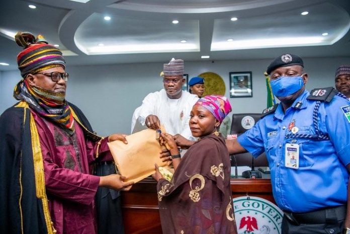 Governor Yahaya Bello gifts wives of Late Escort Out rider, Inspector Aminu Salisu