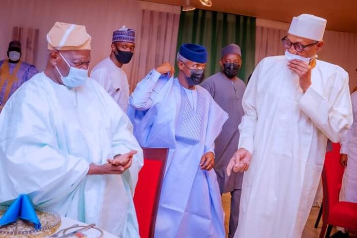 (L-R) Former Protem Chairman of the All Progressives Congress (APC), Chief Bisi Akande, Vice President Yemi Osinbajo and President Muhammadu Buhari at the consultative dinner on consensus candidate held at the State House, Abuja on Sunday.