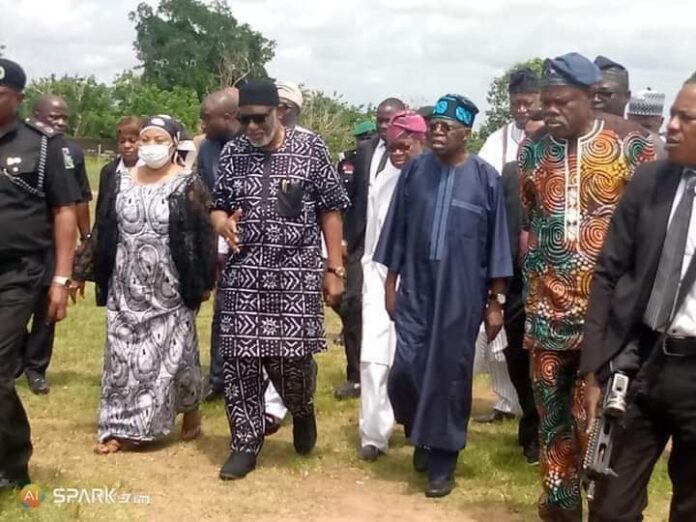 Presidential aspirant, Bola Ahmed Tinubu (R), and Governor Rotimi Akeredolu (L) in Owo, Ondo State on Monday when the former paid a condolence visit to the victims of Sunday's massacre