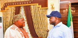 HRH Simeon Ujah shakes hands with Governor Yahaya Bello