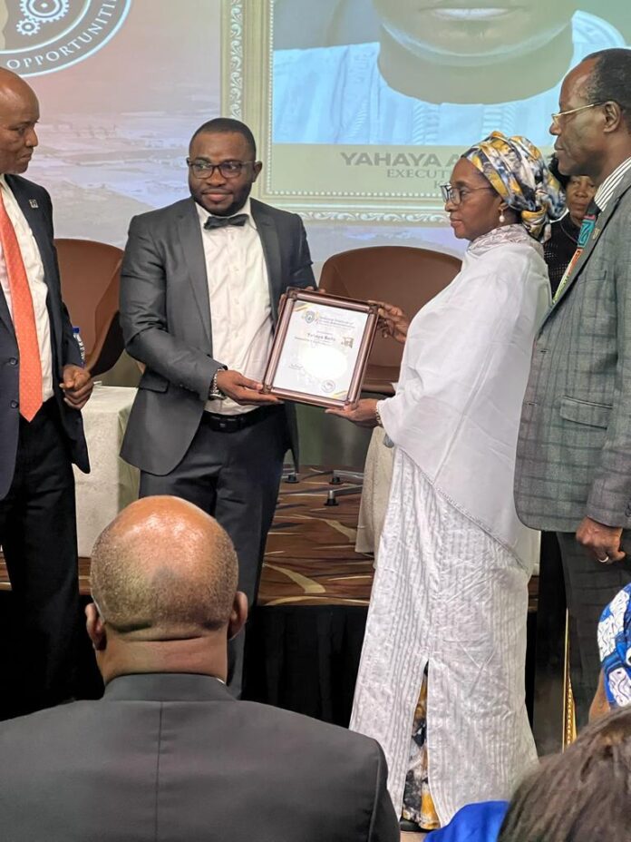 Chief of Staff, Pharmacist Jamiu Abdulkareem Asuku received the Honourary award on behalf of Governor Yahaya Bello