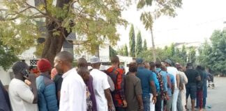 Voters queueing for accreditation at polling unit 012 in Suez Crescent, Wuse Zone 4, Abuja.