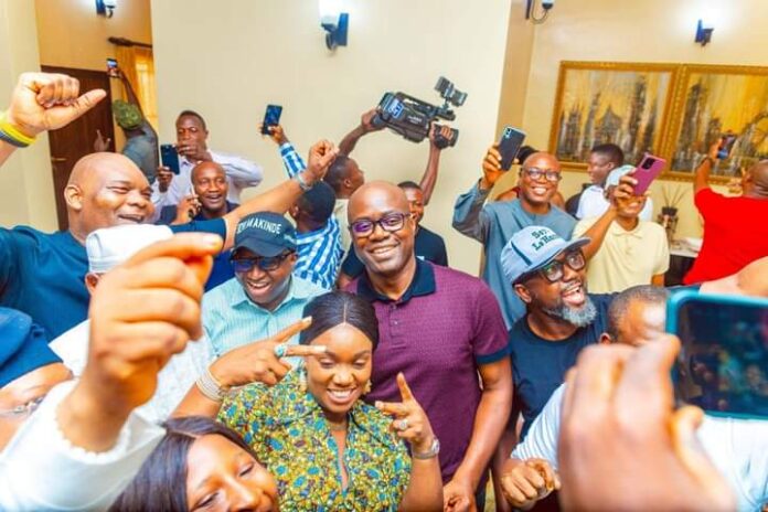 Seyi Makinde celebrating his re-election in the governorship elections with his supporters