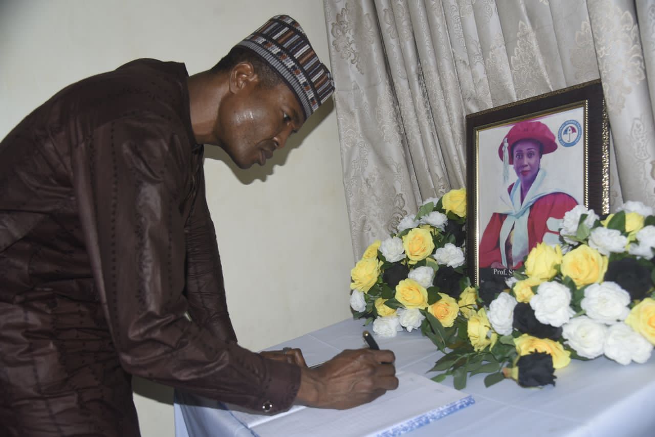 Director General/CEO of the Voice of Nigeria, Mallam Jibrin Baba Ndace during the visit to the deceased