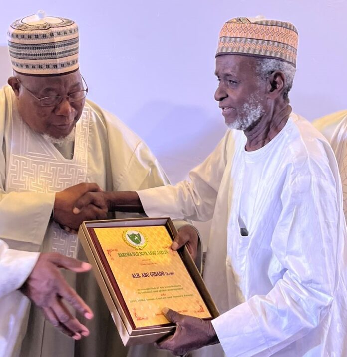 Banking Veteran, Alhaji Umaru AbdulMutalab presents Barewa Award to Alhaji Abu Gidado