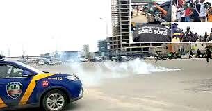 Police disperse teargas at Lekki Toll-gate